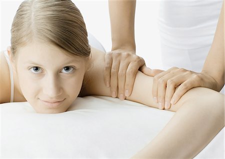 simsearch:696-03400314,k - Femme jouissant de massage Photographie de stock - Premium Libres de Droits, Code: 696-03400100