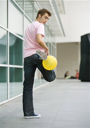 simsearch:632-01161489,k - Teen boy playing with ball Foto de stock - Sin royalties Premium, Código: 696-03401050