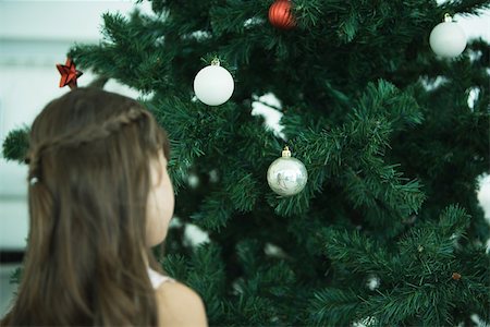 simsearch:614-06043612,k - Girl looking at Christmas tree Stock Photo - Premium Royalty-Free, Code: 696-03401649