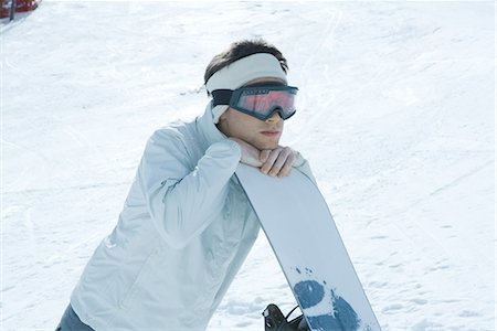 simsearch:695-03376478,k - Young man leaning on snowboard Foto de stock - Sin royalties Premium, Código: 696-03401792