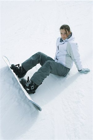 simsearch:695-03376478,k - Young snowboarder sitting on the ground, looking at camera Foto de stock - Sin royalties Premium, Código: 696-03401817