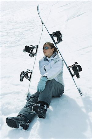 simsearch:695-03376478,k - Young female skier sitting on the ground under skis, looking away Foto de stock - Sin royalties Premium, Código: 696-03401832
