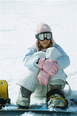 simsearch:695-03376478,k - Young female snowboarder sitting on ground, hugging knees Foto de stock - Sin royalties Premium, Código: 696-03401841