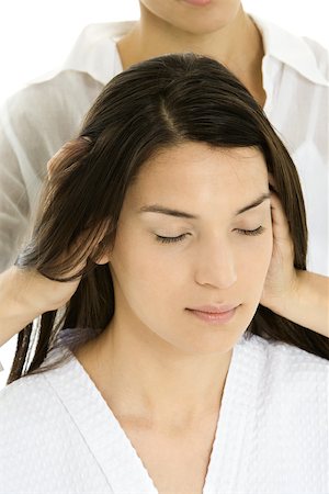 simsearch:696-03400314,k - Femme recevant le massage de la tête, les mains dans les cheveux, relaxant avec ses yeux fermés Photographie de stock - Premium Libres de Droits, Code: 696-03402624