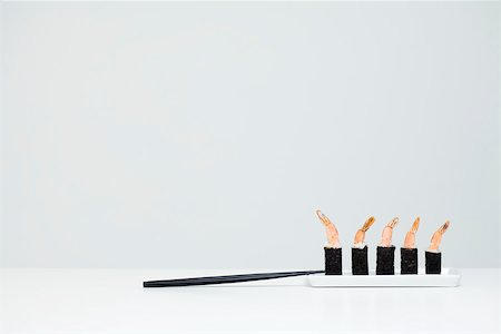 standing concept individuality concept - Row of shrimp maki sushi and chopsticks Foto de stock - Sin royalties Premium, Código: 696-03402754