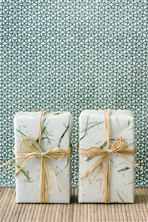 doormat - Two gift wrapped presents side by side, standing on end Stock Photo - Premium Royalty-Free, Code: 696-03402817