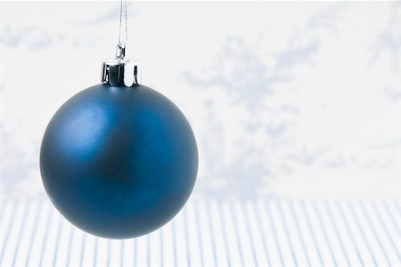 simsearch:696-03395895,k - Blue Christmas tree ornament, hanging Stock Photo - Premium Royalty-Free, Code: 696-03402841