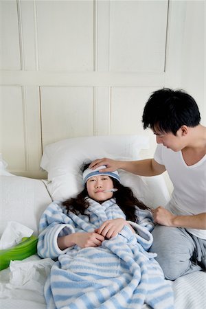 Jeune homme, en prenant soin d'une femme malade dans son lit Photographie de stock - Premium Libres de Droits, Code: 693-05553245
