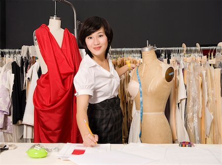 fashion designer - Young woman taking down measurements Foto de stock - Sin royalties Premium, Código: 693-05794413