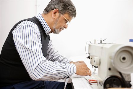 simsearch:6102-08942468,k - Profile of middle aged tailor using sewing machine Foto de stock - Sin royalties Premium, Código: 693-05794547