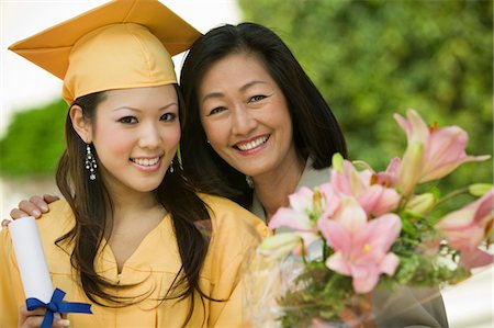 simsearch:693-06014177,k - Graduate and mother outside, portrait Stock Photo - Premium Royalty-Free, Code: 693-06014164