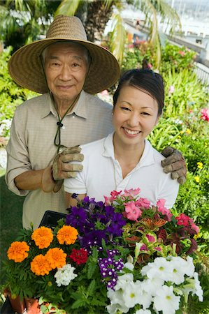 simsearch:693-06013662,k - Homme Senior et fille de jardinage, (portrait) Photographie de stock - Premium Libres de Droits, Code: 693-06014359