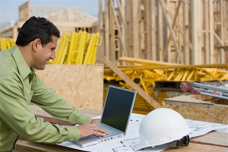 simsearch:693-06016727,k - Construction worker using laptop Stock Photo - Premium Royalty-Free, Code: 693-06016714