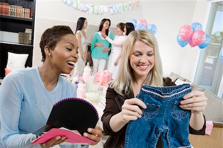 Vêtements pour femmes à une douche de bébé avec bébé Photographie de stock - Premium Libres de Droits, Code: 693-06017177