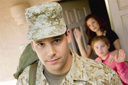 soldier with family - Soldat, laissant la famille à l'extérieur de la maison Photographie de stock - Premium Libres de Droits, Code: 693-06018173