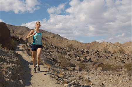 Jeune femme jogging dans les montagnes Photographie de stock - Premium Libres de Droits, Code: 693-06019502