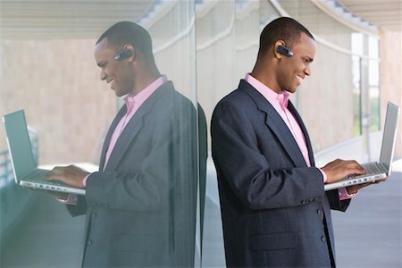 Homme adulte moyen utilisant un ordinateur portable à l'extérieur Photographie de stock - Premium Libres de Droits, Code: 693-06019719