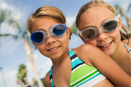 simsearch:693-06020764,k - Deux filles (7-9), lunettes de natation habilement, portrait. Photographie de stock - Premium Libres de Droits, Code: 693-06013546