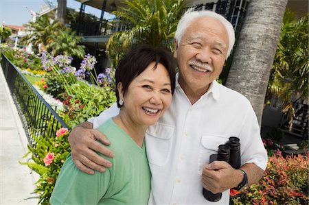 Senior couple avec jumelles, souriant, à l'extérieur, (portrait) Photographie de stock - Premium Libres de Droits, Code: 693-06013655