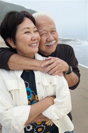simsearch:693-06013662,k - Couple d'âge mûr embrassant à la plage Photographie de stock - Premium Libres de Droits, Code: 693-06013690