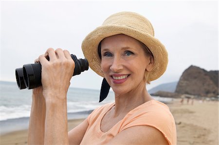 simsearch:693-06013662,k - Femme à la plage, à l'aide de jumelles (portrait) Photographie de stock - Premium Libres de Droits, Code: 693-06013726