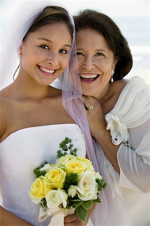 simsearch:693-06013662,k - Mariée et mère de fleurs, sourire, (gros plan), (portrait) Photographie de stock - Premium Libres de Droits, Code: 693-06013768