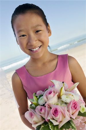 simsearch:693-06013662,k - Jeune demoiselle d'honneur avec des fleurs sur la plage, (portrait) Photographie de stock - Premium Libres de Droits, Code: 693-06013777