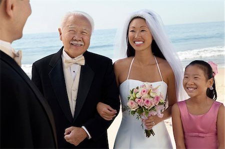 Mariée et le marié avec une famille à l'océan Photographie de stock - Premium Libres de Droits, Code: 693-06013779