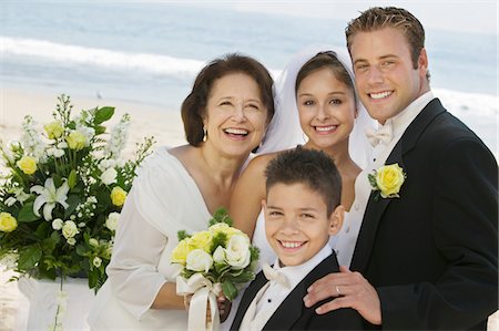 Mariée et le marié avec la mère et frère, à l'extérieur, (portrait) Photographie de stock - Premium Libres de Droits, Code: 693-06013770