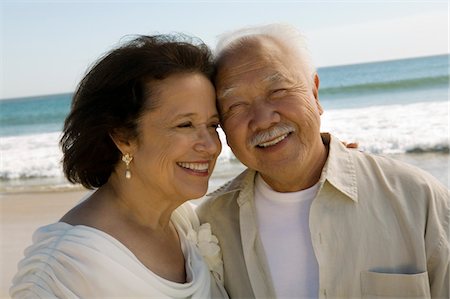 simsearch:693-06013662,k - Senior nouvellement marié couple sur la plage, (gros plan) Photographie de stock - Premium Libres de Droits, Code: 693-06013796