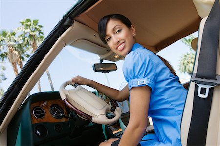 Young Woman in Car Foto de stock - Sin royalties Premium, Código: 693-06020412