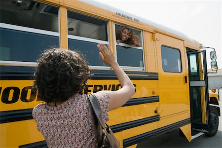 Mother Waving to Teenage Daughter on School Bus Foto de stock - Sin royalties Premium, Código: 693-06020853