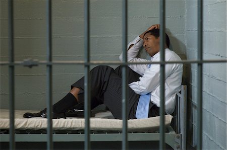 Mature man sitting on bed in prison cell Foto de stock - Sin royalties Premium, Código: 693-06020907