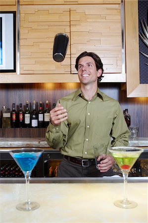 Barman jetant Shaker dans l'Air Photographie de stock - Premium Libres de Droits, Code: 693-06021223