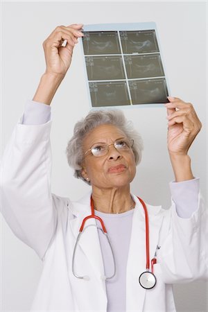 simsearch:693-06022049,k - Senior medical practitioner examines xray Foto de stock - Sin royalties Premium, Código: 693-06022034