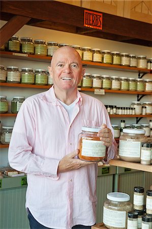 simsearch:693-05794538,k - Portrait of a senior man standing with spice jar in store Stock Photo - Premium Royalty-Free, Code: 693-06120758