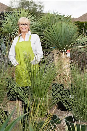 simsearch:649-07280682,k - Portrait d'un jardinier féminin senior, entouré de plantes en pot Photographie de stock - Premium Libres de Droits, Code: 693-06324023