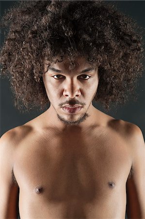 Portrait de torse nu jeune homme aux cheveux bouclés Photographie de stock - Premium Libres de Droits, Code: 693-06324713