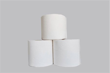 pyramids - Stacks of rolls of toilet paper on white background Foto de stock - Sin royalties Premium, Código: 693-06325158