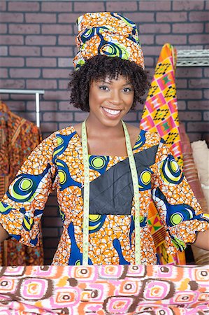 Portrait d'un styliste femme afro-américaine avec tissu motif Photographie de stock - Premium Libres de Droits, Code: 693-06379236