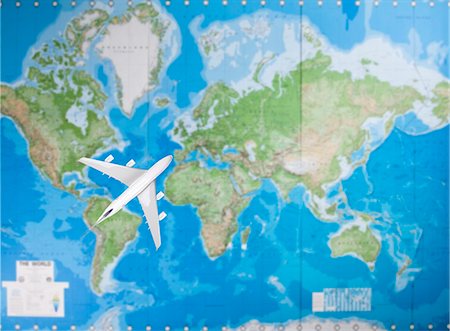 Model aircraft flying over world map Foto de stock - Sin royalties Premium, Código: 693-06435797