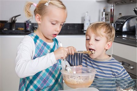 simsearch:846-02794589,k - Girl baking cookie while brother tasting batter in kitchen Stock Photo - Premium Royalty-Free, Code: 693-06435984