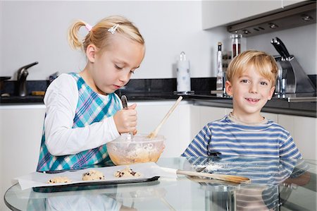 simsearch:846-02794589,k - Happy brother and sister baking cookies in kitchen Stock Photo - Premium Royalty-Free, Code: 693-06435983