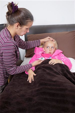 Mother checking unwell girl's temperature at home Foto de stock - Sin royalties Premium, Código: 693-06435993