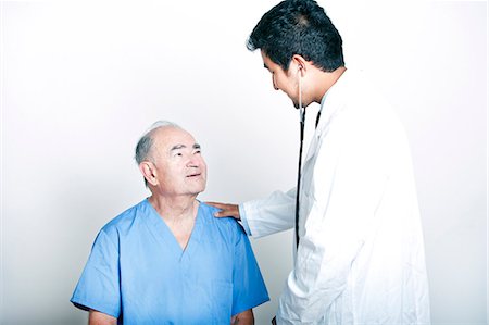 simsearch:693-06022049,k - A young Asian Doctor comforting a Senior adult patient Foto de stock - Sin royalties Premium, Código: 693-07444539