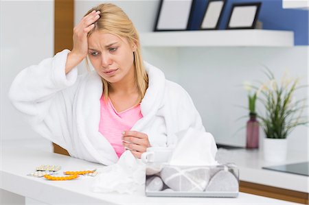 Young woman suffering from cold in kitchen Foto de stock - Sin royalties Premium, Código: 693-07456344