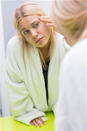 simsearch:693-07456416,k - Young woman examining eye in mirror Foto de stock - Sin royalties Premium, Código: 693-07456364