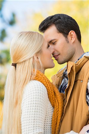 Passionate couple kissing in park Foto de stock - Sin royalties Premium, Código: 693-07672897