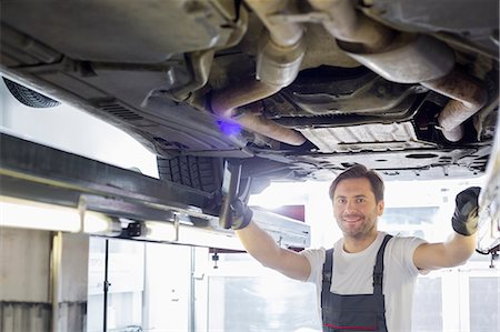 simsearch:693-07672925,k - Portrait of smiling repair worker examining car in workshop Foto de stock - Sin royalties Premium, Código: 693-07672944