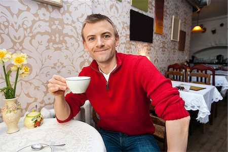 simsearch:693-07672977,k - Portrait of happy young man holding coffee cup at cafe Photographie de stock - Premium Libres de Droits, Code: 693-07672971